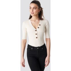 NA-KD Trend Ribbed Button Short Sleeve Top - White. Białe topy damskie marki NA-KD Trend, bez wzorów, prążkowane, bez kołnierzyka. Za 121,95 zł.