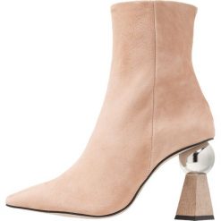 Topshop HEXAGON SCULPTRE Botki na obcasie nude. Różowe botki damskie marki Topshop, ze skóry, bez obcasa, na obcasie, bez zapięcia. Za 509,00 zł.