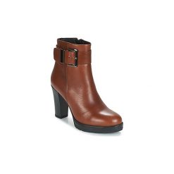 Botki Betty London JARAMBOLE. Pomarańczowe botki damskie Betty London, bez obcasa, bez zapięcia. Za 329,25 zł.