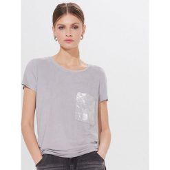Koszulka z imitacji zamszu - Jasny szary. Szare koszulki damskie Mohito, s. Za 59,99 zł.