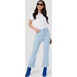 NA-KD Jeansy Kick Flare - Blue. Niebieskie spodnie z wysokim stanem NA-KD, z jeansu. W wyprzedaży za 60,89 zł.