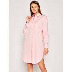 Sukienka koszulowa TOMMY HILFIGER Essential Shirt WW0WW27897. Różowe sukienki damskie TOMMY HILFIGER, na co dzień, bez wzorów, z bawełny, z koszulowym kołnierzykiem, bez rękawów, proste. Za 649,00 zł.
