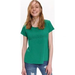 T-shirt damski zdobiony wypukłym hasłem. Zielone t-shirty damskie z aplikacjami, z dzianiny. W wyprzedaży za 34,99 zł.