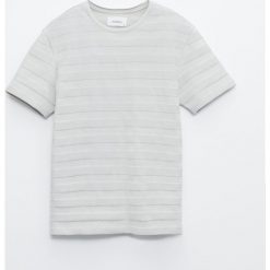 T-shirt z prążkowanej dzianiny - Jasny szary. Szare t-shirty męskie Reserved, s, bez wzorów, z dzianiny, bez kołnierzyka. W wyprzedaży za 39,99 zł.