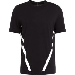 Neil Barrett BLACKBARRETT GRAPHIC STRIPE TSHIRT Tshirt z nadrukiem black/white. Czarne koszulki polo męskie marki Neil Barrett BLACKBARRETT, m, z nadrukiem, z bawełny. W wyprzedaży za 412,30 zł.
