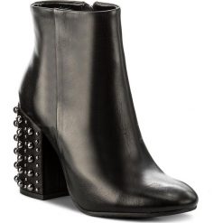 Botki CARINII - B4283 E50-000-PSK-C00. Czarne buty zimowe damskie Carinii, ze skóry, na obcasie. W wyprzedaży za 289,00 zł.