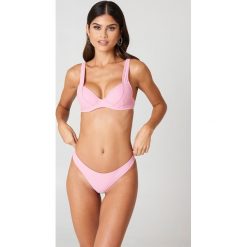Stroje dwuczęściowe damskie: J&K Swim X NA-KD Mocno wycięty dół bikini – Pink
