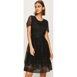 Tommy Hilfiger - Sukienka. Niebieskie sukienki damskie TOMMY HILFIGER, w koronkowe wzory, z bawełny, z okrągłym kołnierzem, z krótkim rękawem, krótkie, mini, rozkloszowane. W wyprzedaży za 759,90 zł.