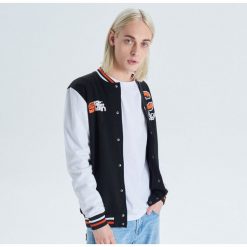 Bluza bomber jacket 123Klan x Czarny. Czarne bluzy męskie marki Cropp, s, bez wzorów, bez kołnierzyka, bez rękawów, bez kaptura. Za 139,99 zł.