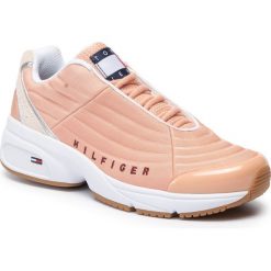 Sneakersy TOMMY JEANS - Heritage Tommy Jeans Sneaker EN0EN00662 Pink Sand/Birch 0JV. Różowe półbuty damskie Tommy Jeans, z jeansu. W wyprzedaży za 379,00 zł.