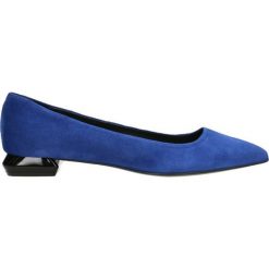 Baleriny ADORA. Niebieskie baleriny damskie marki Gino Rossi, w geometryczne wzory, ze skóry, eleganckie, na niskim obcasie. Za 139,90 zł.