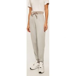 Guess Jeans - Spodnie. Szare spodnie damskie Guess Jeans, s, z poliesteru. W wyprzedaży za 259,90 zł.