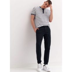 Spodnie typu chino regularne. Spodnie męskie Top Secret, na co dzień, s, bez wzorów, z tkaniny. Za 79,99 zł.