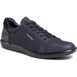 Półbuty CALVIN KLEIN - Macabee 2 F1861 Dark Navy. Niebieskie półbuty męskie Calvin Klein, na co dzień, bez wzorów, z zamszu, bez zapięcia. W wyprzedaży za 359,00 zł.
