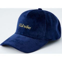 Aksamitna czapka z logo. Niebieskie czapki z daszkiem męskie Pull&Bear. Za 59,90 zł.