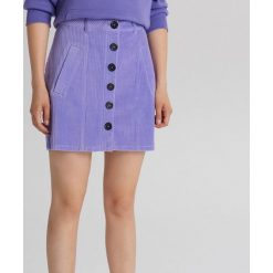 Sztruksowa spódnica mini z guzikami - Fioletowy. Fioletowe spódniczki damskie Cropp, s, bez wzorów, ze sztruksu, mini. W wyprzedaży za 29,99 zł.
