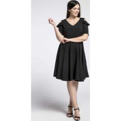 Czarna Kobieca Rozkloszowana Sukienka z Wycięciem na Ramieniu PLUS SIZE. Czarne sukienki damskie Nommo, xl, bez wzorów, z poliesteru, wizytowe, bez kołnierzyka, plus size, bez rękawów, rozkloszowane. Za 178,90 zł.
