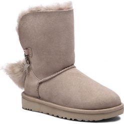 Buty UGG - W Classic Charm Boot 1095717 W/Will. Szare buty zimowe damskie Ugg, ze skóry, na niskim obcasie. Za 1129,00 zł.