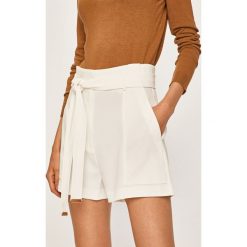 Marciano Guess - Szorty. Białe szorty damskie MARCIANO GUESS, s, w paski, z poliesteru, casualowe, z podwyższonym stanem. W wyprzedaży za 269,90 zł.