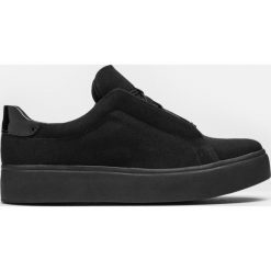 Czarne sneakersy damskie. Czarne buty sportowe damskie marki Kazar, bez wzorów, ze skóry, sportowe, trekkingowe. Za 349,00 zł.