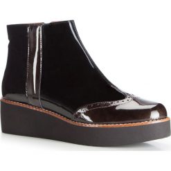 Buty damskie. Czarne botki damskie Wittchen, ze skóry, bez obcasa, bez zapięcia. W wyprzedaży za 399,90 zł.