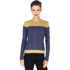 Sweter w kolorze niebiesko-złotym. Żółte swetry damskie Deni Cler, bez wzorów, z kaszmiru, bez rękawów, bez kaptura. W wyprzedaży za 349,95 zł.