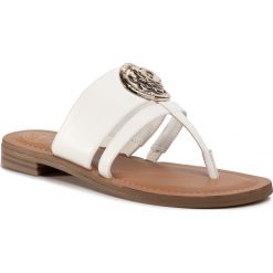Japonki GUESS - Genera FL6GEA ELE21 WHITE. Białe klapki damskie Guess, z aplikacjami, z materiału. Za 469,00 zł.
