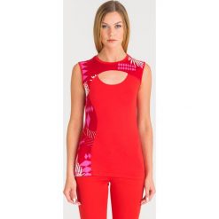 CZERWONY TOP VERSACE JEANS Z MOTYWEM TROPIKALNYM. Czerwone bluzki damskie Versace Jeans, z aplikacjami, z jeansu, z okrągłym kołnierzem. Za 289,50 zł.