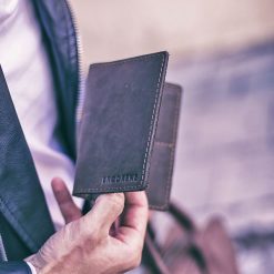 Skórzany cienki portfel slim wallet BRODRENE SW01 ciemnobrązowy - c. brązowy. Pomarańczowe portfele męskie Brødrene, bez wzorów, ze skóry. Za 79,99 zł.