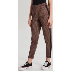 Spodnie high waist z panelami - Czarny. Czarne spodnie damskie Cropp, s, z podwyższonym stanem. W wyprzedaży za 29,99 zł.