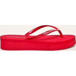 Emporio Armani - Japonki. Czarne klapki damskie Emporio Armani, bez wzorów, z materiału, bez obcasa, na obcasie. W wyprzedaży za 179,90 zł.