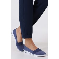 Niebieskie tenisówki na koturnie z gumką casu 17w8-7. Niebieskie koturny damskie Casu, bez obcasa, na koturnie, bez zapięcia. Za 59,99 zł.