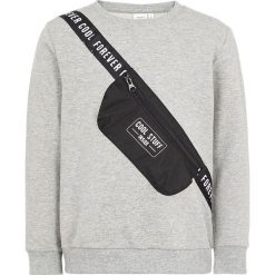 Bluza "Nabag" w kolorze jasnoszaro-czarnym. Szare bluzy niemowlęce name it boys, z aplikacjami, bez rękawów, bez kaptura. W wyprzedaży za 49,95 zł.