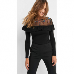 Koszulka z falbanką. Czarne t-shirty damskie Orsay, xs, z haftami, z dzianiny, z falbankami. Za 69,99 zł.