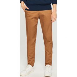 Spodnie chino slim fit - Brązowy. Pomarańczowe spodnie męskie Reserved, m, bez wzorów. W wyprzedaży za 89,99 zł.
