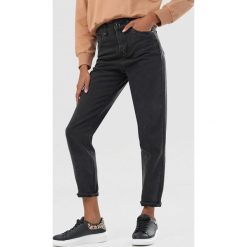 Czarne Jeansy Mom Fit Krisfiel. Czarne jeansy damskie Born2be. Za 119,99 zł.
