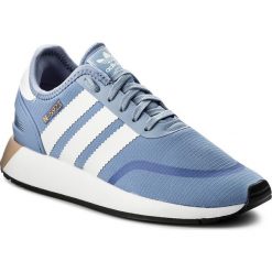Buty adidas - N-5923 W AQ0268 Chablu/Ftwwht/Ftwwht. Niebieskie buty sportowe damskie marki Adidas, na imprezę, bez wzorów, ze skóry ekologicznej, eleganckie, bez obcasa, na płaskiej podeszwie, na sznurówki. W wyprzedaży za 259,00 zł.