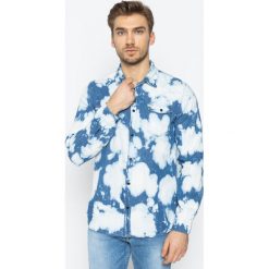 Koszula Guess M02H02 D4031. Koszule męskie Guess, xl, z aplikacjami, casualowe, bez kołnierzyka, bez rękawów. W wyprzedaży za 229,00 zł.
