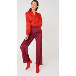 NA-KD Szerokie spodnie z satyny z wysokim stanem - Red,Purple. Czerwone spodnie damskie marki NA-KD, s, bez wzorów, z poliesteru, z podwyższonym stanem. W wyprzedaży za 48,78 zł.
