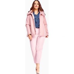 Krótki płaszcz z kapturem różowy. Różowe płaszcze damskie Tagless, plus size, bez wzorów, plus size, krótkie. Za 102,98 zł.
