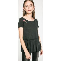 Answear - Top Blossom Mood. Czarne bluzki damskie marki ANSWEAR, s, bez wzorów, z poliesteru, casualowe, z okrągłym kołnierzem, z krótkim rękawem. W wyprzedaży za 34,90 zł.