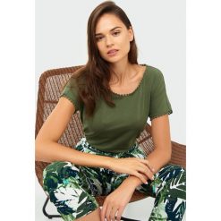 Top z koronką. Bluzki damskie Greenpoint, w koronkowe wzory, z elastanu, bez kołnierzyka. Za 49,99 zł.