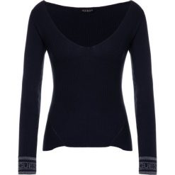 Sweter Guess W93R76 Z2G30. Niebieskie swetry damskie Guess, xs, z aplikacjami, z poliesteru, klasyczne, bez rękawów, bez kaptura. W wyprzedaży za 159,00 zł.