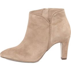 Skórzane botki w kolorze beżowym. Brązowe botki damskie Bluetag, Gusto, ze skóry, bez obcasa, na obcasie, bez zapięcia. W wyprzedaży za 307,95 zł.