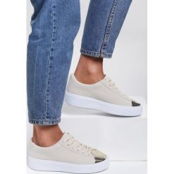 Beżowe Creepersy Slip Of The Ear. Brązowe półbuty damskie Renee, bez wzorów, bez obcasa, bez zapięcia. Za 59,99 zł.