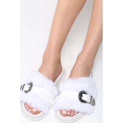 Białe Klapki Cream Cake. Białe klapki damskie Born2be, w paski, z futra, bez obcasa, na płaskiej podeszwie. Za 59,99 zł.