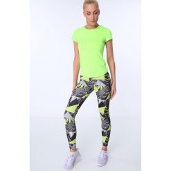Legginsy sportowe z kolorowym nadrukiem czarno-fluo zielone MR16018. Czarne legginsy sportowe damskie marki Fasardi, s, z nadrukiem. Za 69,00 zł.
