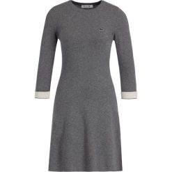 Sukienka codzienna Lacoste EF1930. Szare sukienki damskie Lacoste, na co dzień, bez wzorów, z wełny, bez kołnierzyka, bez rękawów, proste. W wyprzedaży za 519,00 zł.