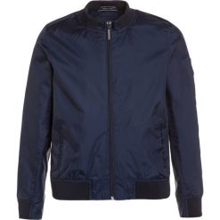Teddy Smith BITOP Kurtka przeciwdeszczowa dark blue. Niebieskie kurtki chłopięce marki Teddy Smith, z materiału. W wyprzedaży za 209,30 zł.