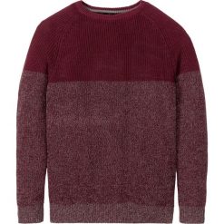 Sweter z okrągłym dekoltem bonprix czerwony klonowy - dymny szary. Czerwone swetry męskie bonprix, s, bez wzorów, z okrągłym kołnierzem, bez kaptura. Za 89,99 zł.